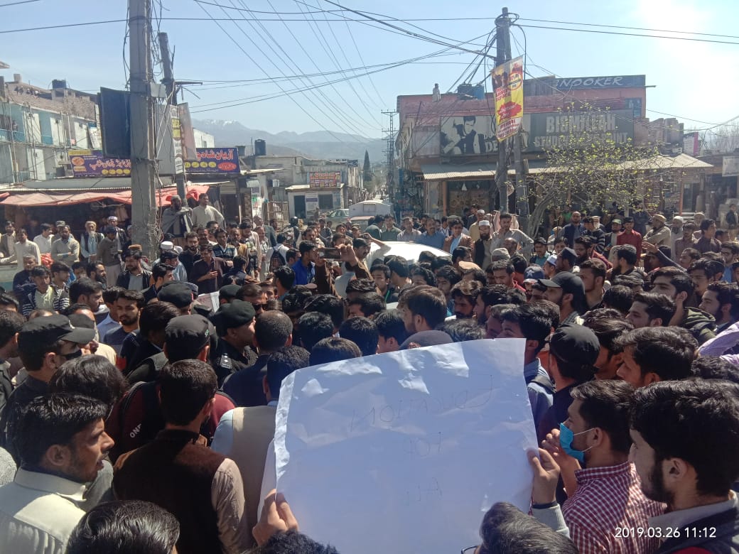 ایبٹ أباد سکالرشپ کی لسٹ أویزاں نہ کرنے پر کامسیٹیس یونیورسٹی کے طلباہ مشتعل احتجاجی مظاہرہ