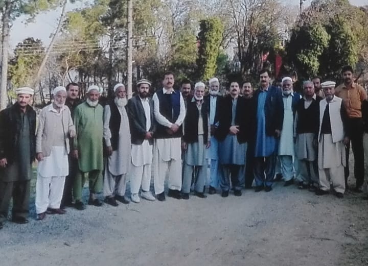 جاوید خان جدون وزیرحسین خان نائب ناظم عمران خان اور بلال خان جدون کے ہمراہ گروپ فوٹو