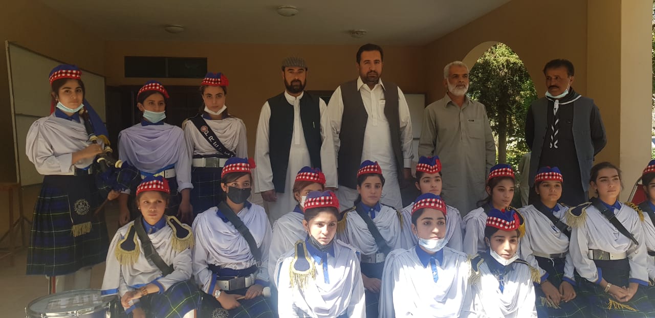  گورنمنٹ ٹیچرز ایسوسی ایشن بلوچستان کے مرکزی صدر حاجی حبیب الرحمن مردانزئی گورنمنٹ گرلز ہائی سکول جناح ٹاون کوئٹہ کی طالبات کے بینڈ دستے کے ساتھ گروپ فوٹو  