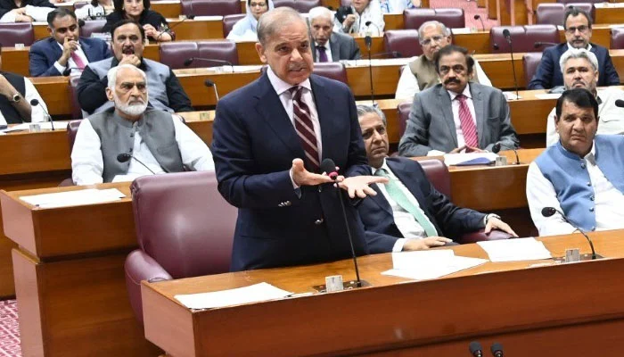 حقیقت ہے ہمیں آئی ایم ایف کیساتھ ملکر بجٹ بنانا پڑا، یہی حالات کا تقاضا ہے: وزیراعظم