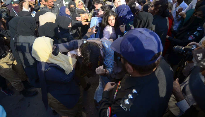 کراچی میں بلوچ یکجہتی کمیٹی کا احتجاج، سمی دین سمیت 15 افراد کو حراست میں لے لیا گیا